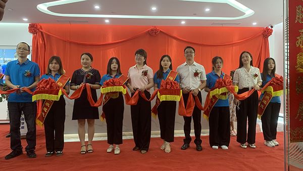 Sărbătorim mutarea noastră într-o casă nouă! Compania Housewarming Ceremonia ...